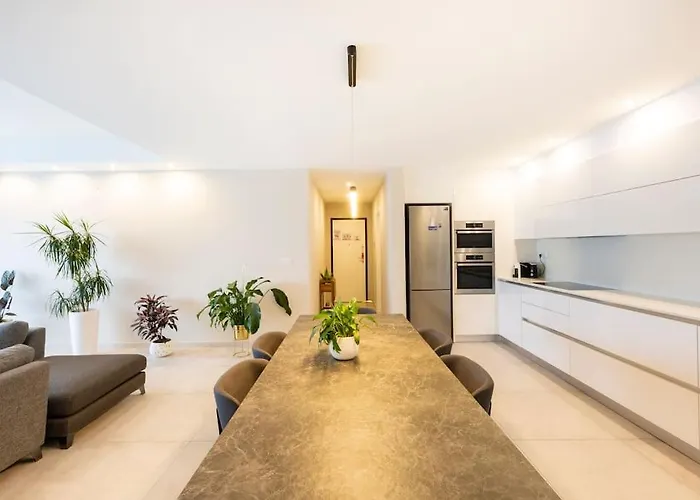 Ngh12 - Lovely And Spacious 2 Bedroom *